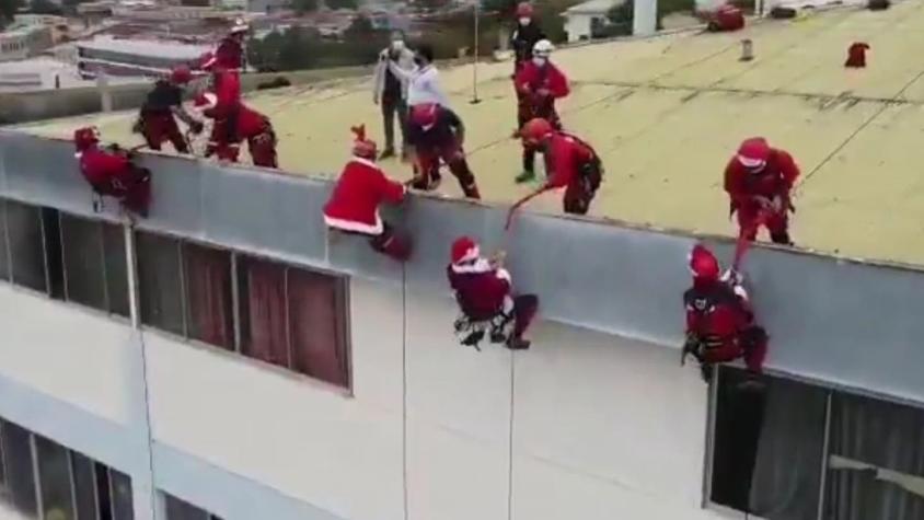Bomberos se "colgaron" del techo del Hospital Carlos Van Buren para saludar en Navidad a niños