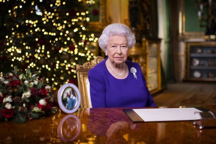 Reina Isabel II afirma que los británicos "no están solos" en batalla contra el COVID-19