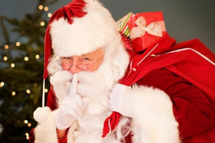 Viejo Pascuero anónimo regaló tarjetas de Navidad y giftcards por 140 mil pesos a familias en Canadá