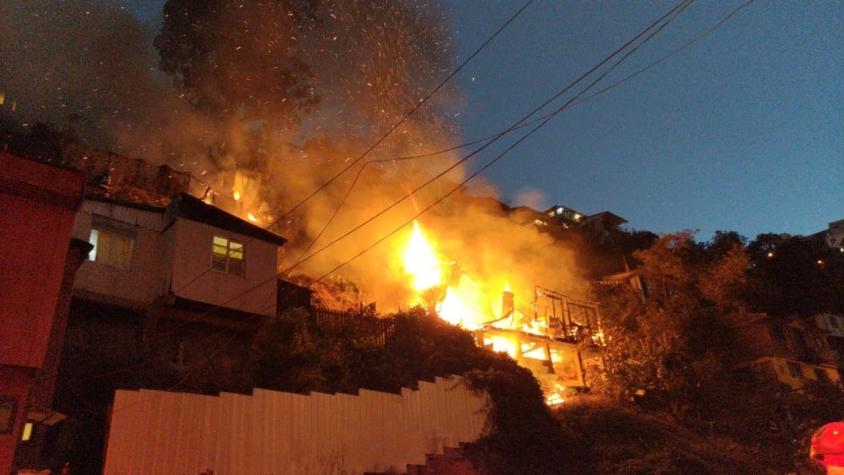 Confirman muerte de niña en incendio registrado en cerro de Valparaíso