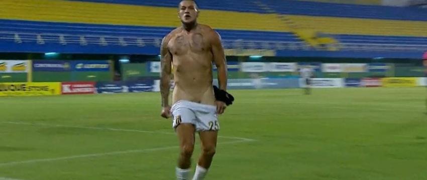 Polémica en el fútbol paraguayo por jugador que quedó casi desnudo celebrando un gol