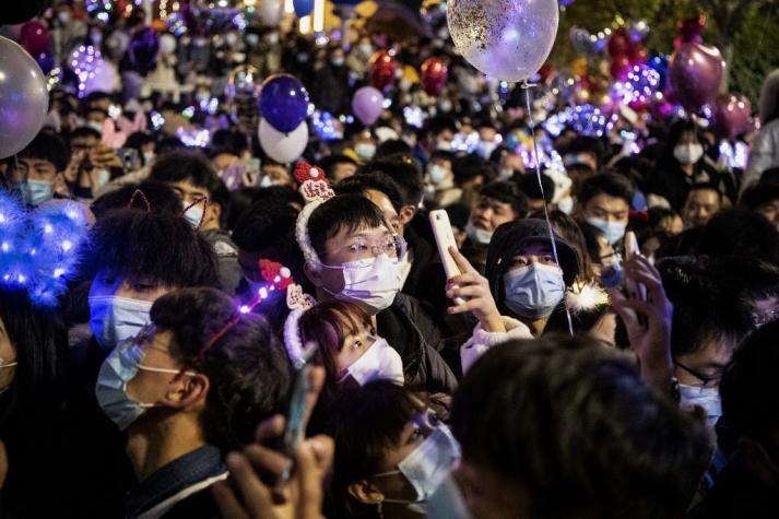 Miles de personas festejan en las calles de Wuhan la llegada del 2021