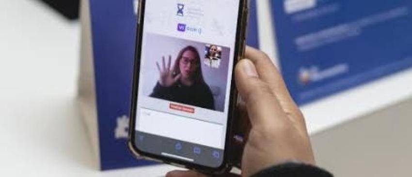 Innovación made in Chile: Tecnología ayuda a personas sordas y extranjeras a comunicarse vía online