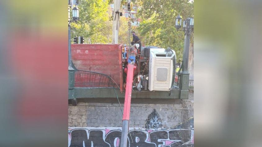 Camión volcó en Puente Pío Nono: Transportaba estructuras de Festival "Santiago a Mil"