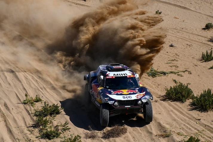 El español Carlos Sainz inicia el Dakar con victoria en autos tras gran remontada