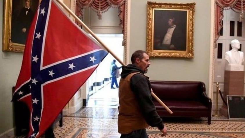 Asalto al Capitolio: qué representa la bandera confederada que ondeaban los seguidores de Trump
