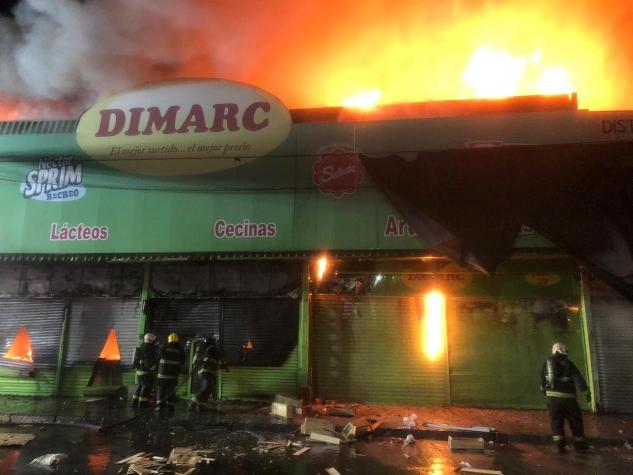 Incendio afecta a locales comerciales de la Feria Lo Valledor