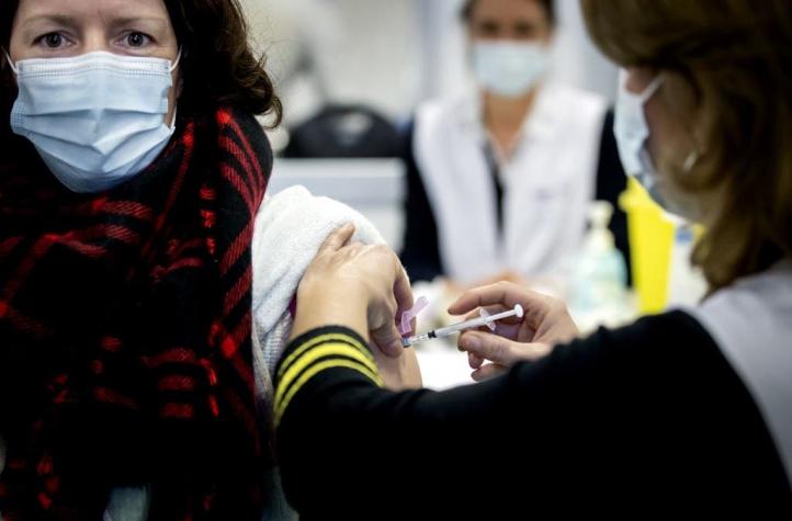 Aumenta disposición de la ciudadanía a vacunarse "lo antes posible" contra el coronavirus en Chile
