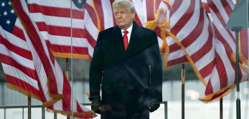 Trump cierra una lista de indultos en su último día completo en el poder