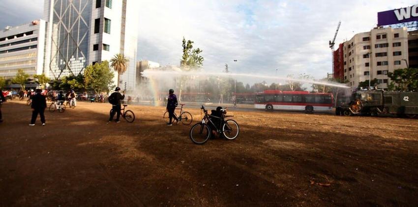 Nuevas manifestaciones en Plaza Baquedano provocan cortes de tránsito en Santiago