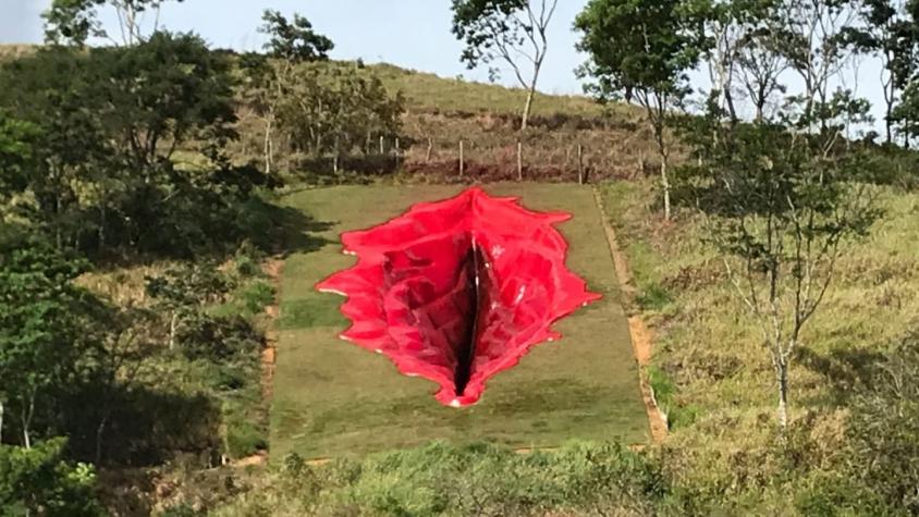 Controversia en Brasil por escultura con forma de vulva humana
