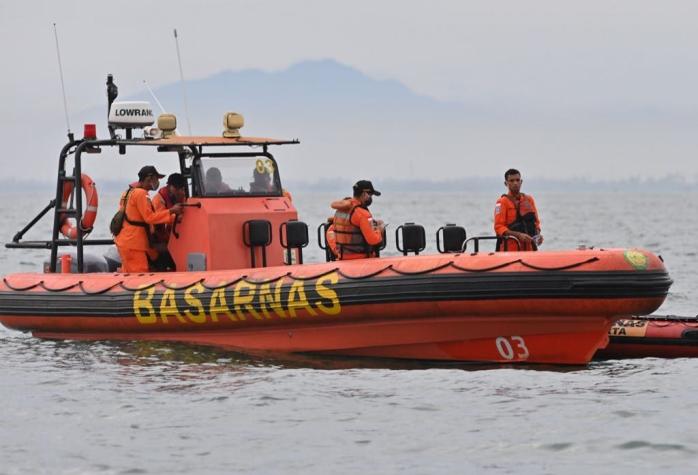 Encuentran restos humanos en zona donde desapareció avión con 62 personas en Indonesia