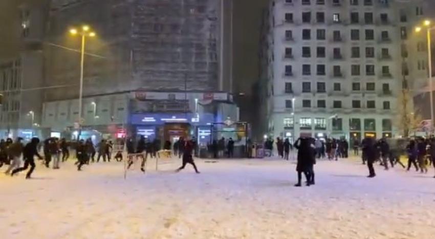 [VIDEO] Indignación en España por guerra de bolas de nieve en las calles pese a la pandemia