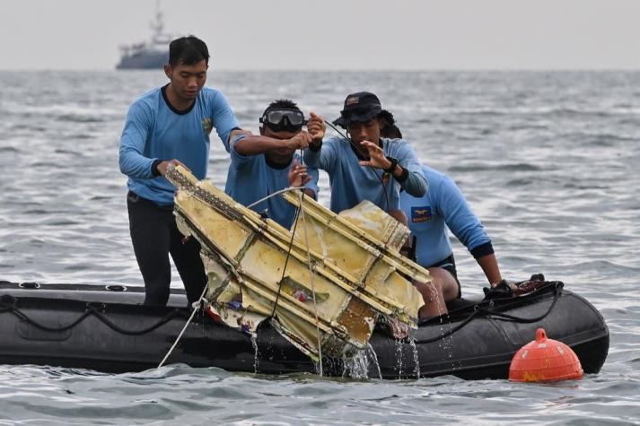 Recuperan gran cantidad de restos humanos y de fuselaje del avión que se estrelló en Indonesia