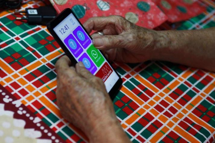 Campaña “Vamos Chilenos” entrega celulares a adultos mayores de La Pintana para alertas de salud
