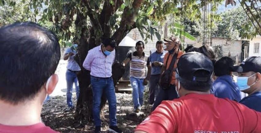 Amarran a alcalde a un árbol por entregar obra de mala calidad en México