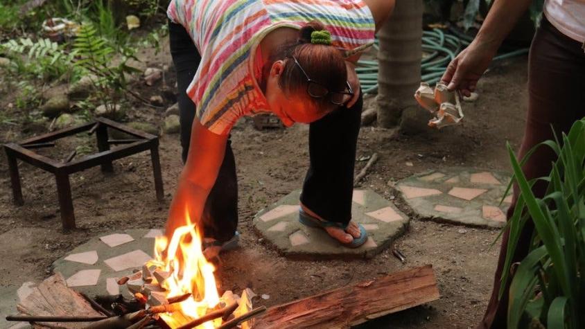 "Es como vivir en la Edad de Piedra": el retorno a la cocina de leña por falta de gas en Venezuela