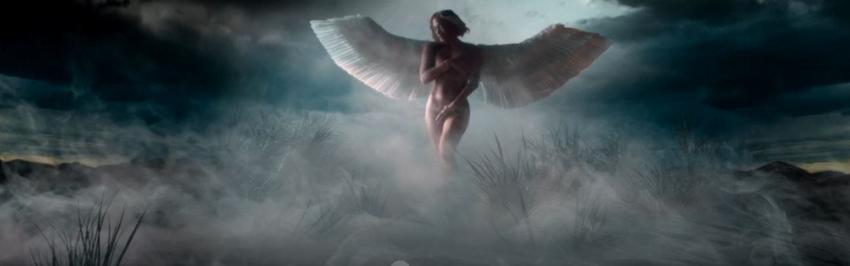 Jennifer Lopez continúa con la temática de la desnudez y luce solo alas de ángel en su nuevo video