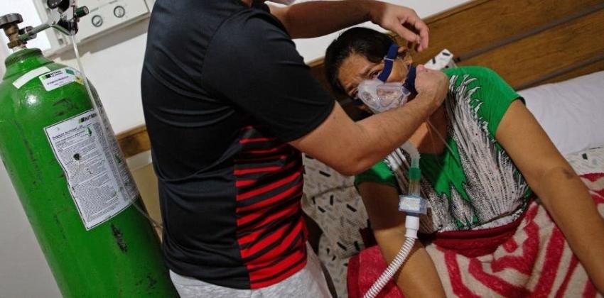 Médico brasileño trata a su madre enferma de COVID-19 en su casa por saturación de hospitales