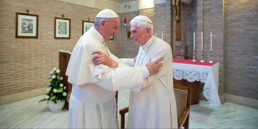Papa Francisco y papa emérito Benedicto XVI fueron vacunados contra COVID-19