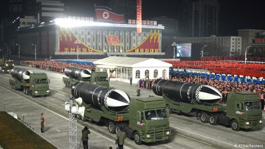 Corea del Norte exhibe misil balístico en ostentoso desfile militar