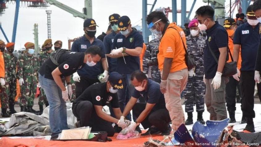 Consiguen leer una de las cajas negras del avión siniestrado en Indonesia