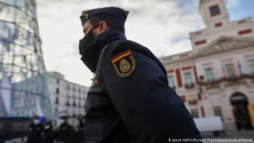 España suma otro récord de contagios y enduredece restricciones