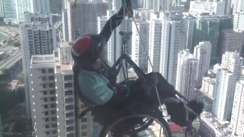 [VIDEO] Parapléjico escala rascacielos de 300 metros con su silla de ruedas en Hong Kong