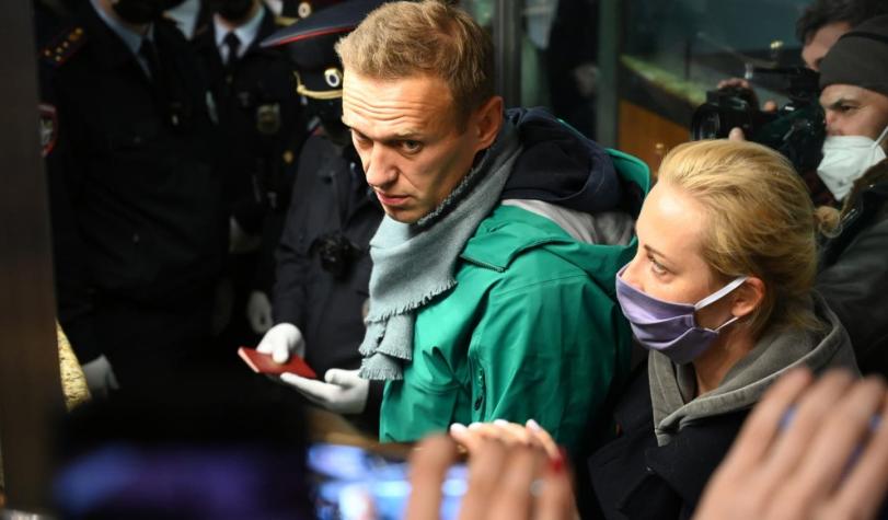 Policía rusa detiene al opositor Alexéi Navalni al llegar a Moscú