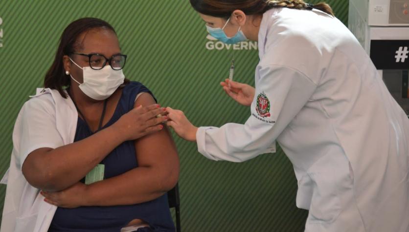 Enfermera de Sao Paulo se convierte en la primera vacunada contra el coronavirus en Brasil