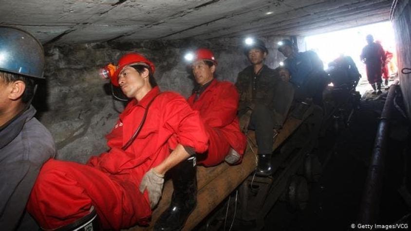 China: 12 de 22 mineros atrapados tras explosión siguen vivos