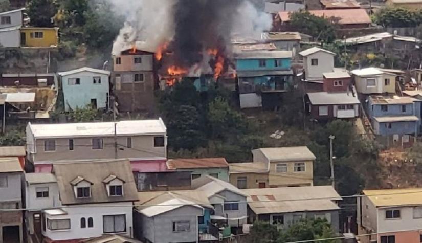 Incendio en Cerro Toro en Valparaíso deja al menos 6 casas afectadas y 18 damnificados
