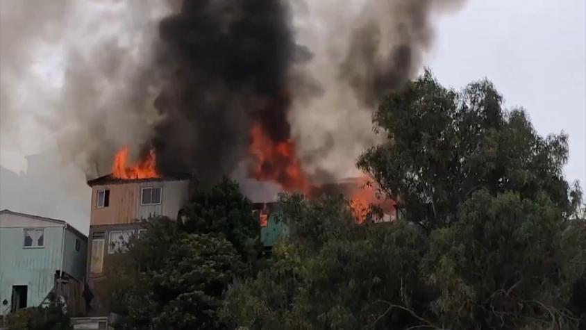 [VIDEO] Incendio estructural deja 18 damnificados en Valparaíso