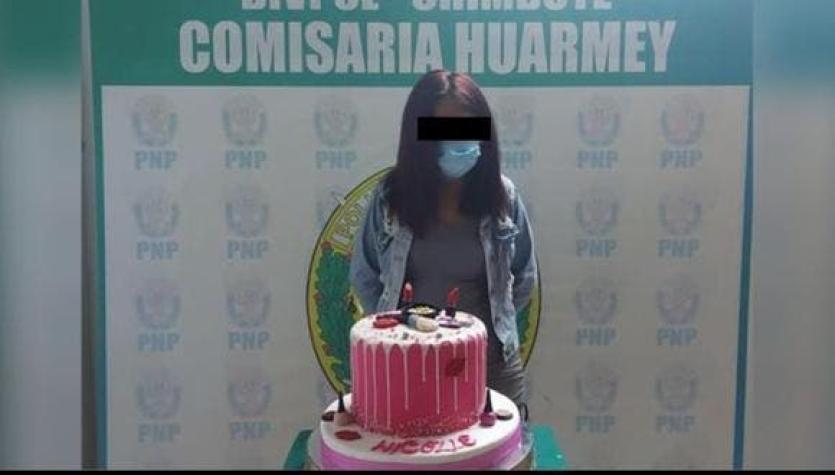 Policía peruana obliga a joven a posar con su torta de cumpleaños por realizar fiesta clandestina