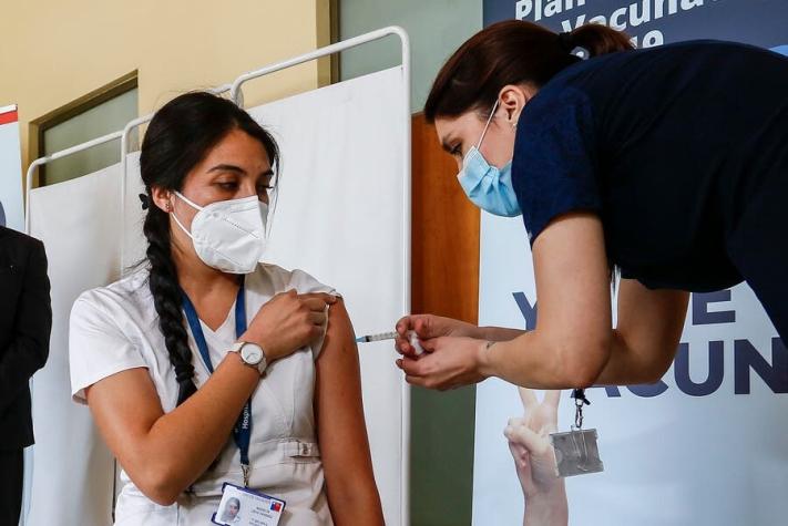 Gobierno asegura que llegarán 44 mil nuevas dosis de vacuna Pfizer tras gestiones de Piñera