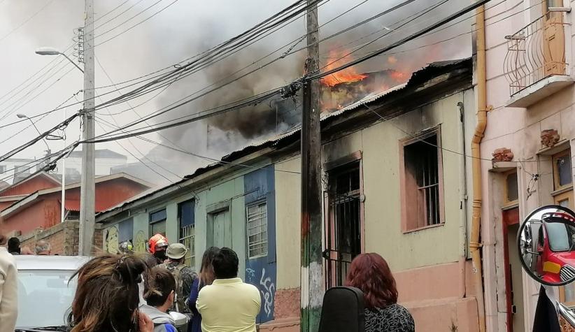 Incendio se registra en el cerro Cordillera de Valparaíso: al menos dos viviendas afectadas