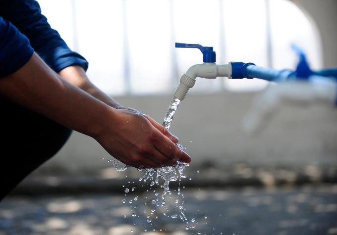 Seguidilla de cortes de agua causa molestia entre vecinos de Santo Domingo