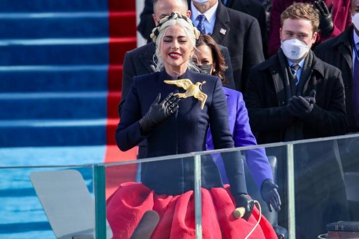 ¿Paloma o Sinsajo? El debate que abrió el traje de Lady Gaga al cantar himno de EE.UU