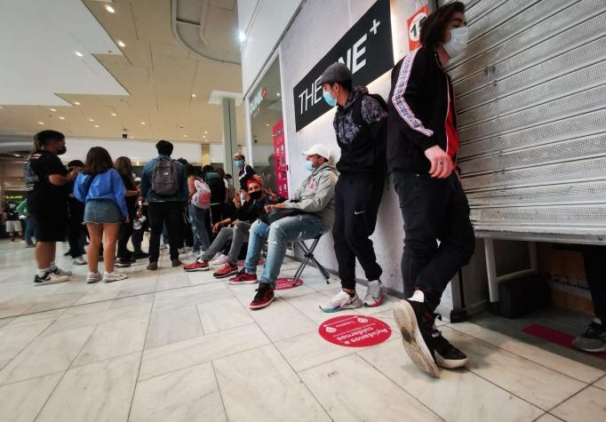 Lanzamiento de nueva zapatilla genera filas y aglomeraciones en mall Plaza Vespucio de La Florida