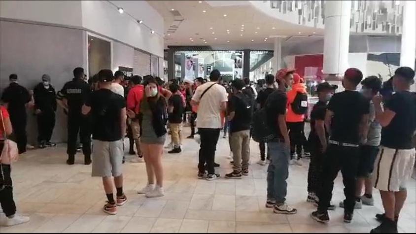 [VIDEO] Mall tuvo que cerrar tiendas por aglomeraciones en lanzamiento de zapatillas