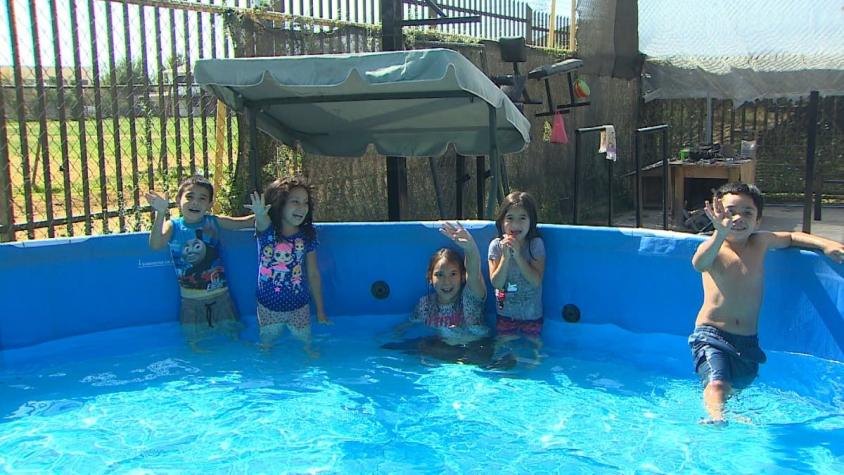 [VIDEO] Verano en Bajos de Mena: vecinos se las ingenian para disfrutar las vacaciones en sus casas