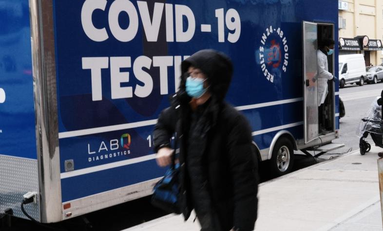 Nueva York agota vacunas contra el COVID-19 y reclama ayuda al gobierno federal