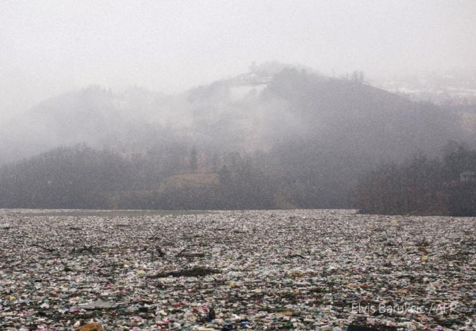 [FOTOS] Islas de basura emergen en los Balcanes
