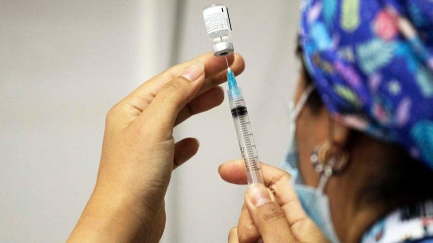 De funcionarios de salud a población general: El orden de vacunación contra el COVID-19 en Chile