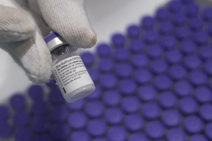 Polémica por altos cargos españoles que se vacunaron contra el COVID-19 saltándose los protocolos