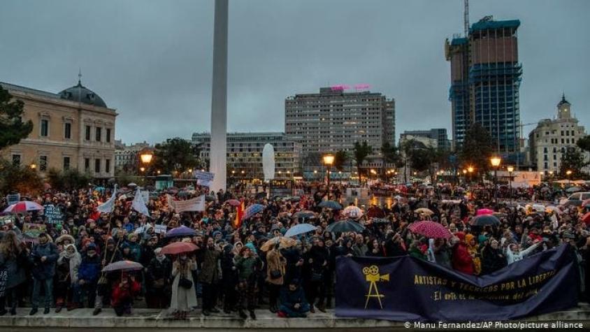 Miles de negacionistas se manifiestan en Madrid