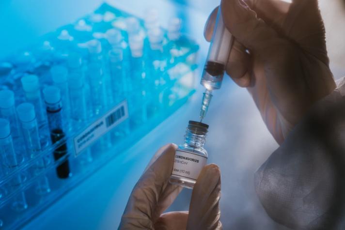 Casi 2 mil vacunas contra el COVID se estropearon en EEUU: Se desenchufó el congelador por accidente