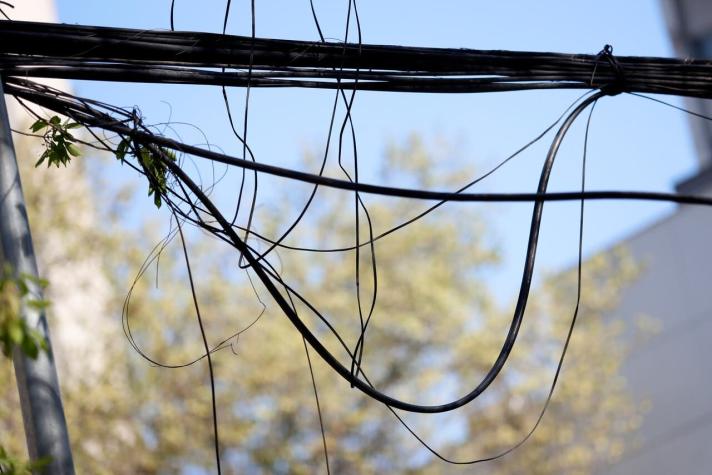 Hombre muere electrocutado tras hacer contacto con cable del tendido eléctrico en Chillán