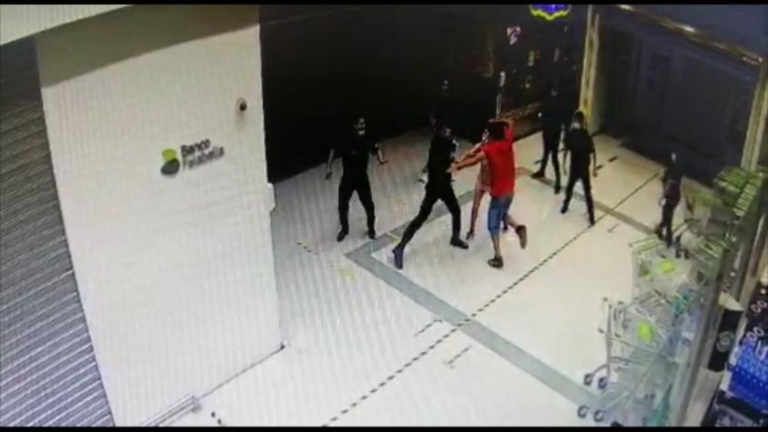 [VIDEO] Menor apuñaló a tres guardias en un supermercado: Perforó el pulmón a una de sus víctimas