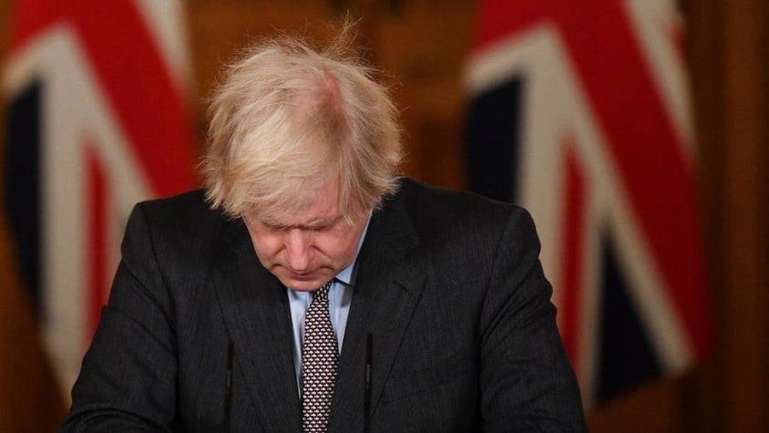 "Lamento profundamente todas las vidas que perdimos": Boris Johnson asume responsabilidad